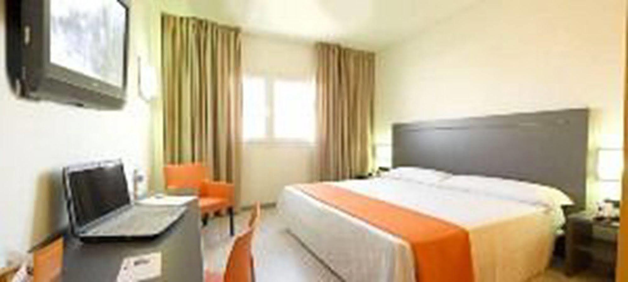 B&B Hotel Barcelona Rubí Exteriör bild